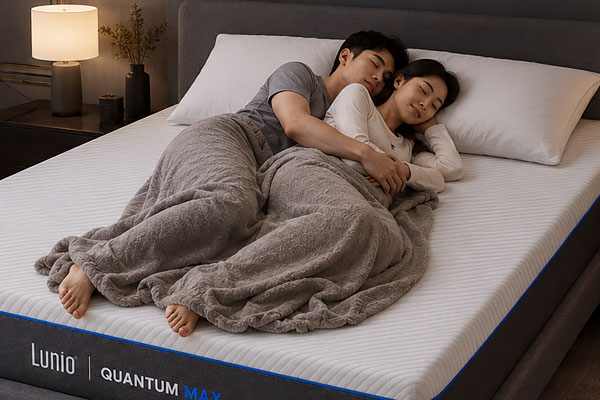 伴侶在床墊上安穩睡眠的夜晚情境